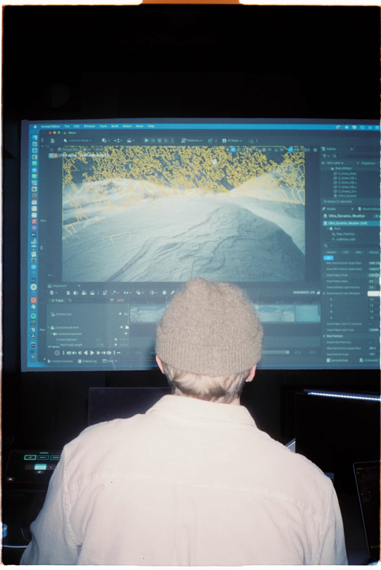 Person som jobber i Unreal Editor i mørkt studio